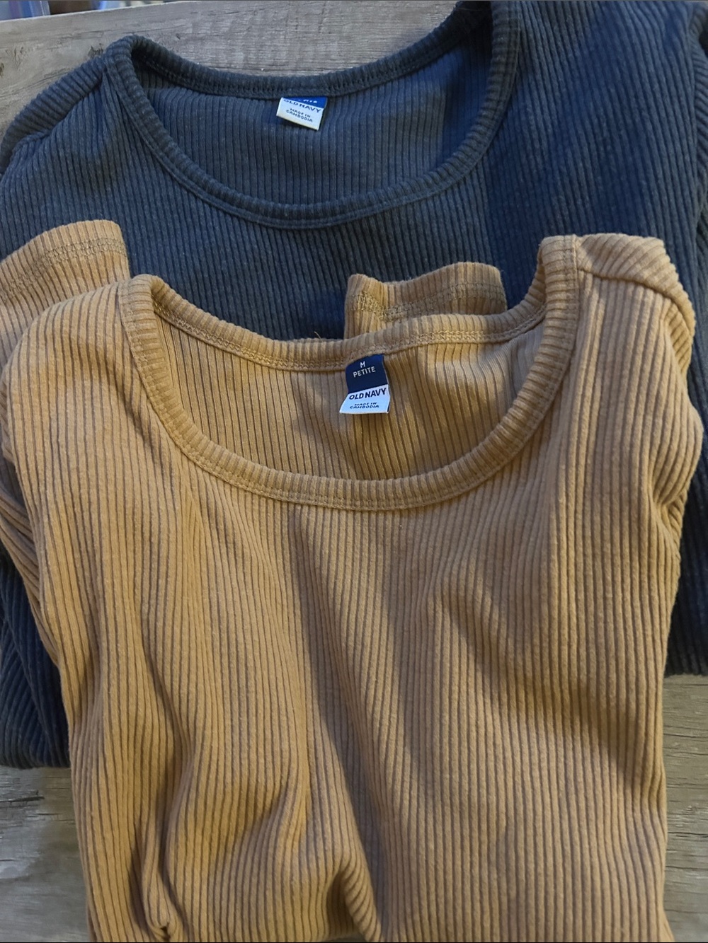 Old Navy Ribbed Scoop Neck long sleeve - Kanki Tan & Charcoal. Size medium NWOT